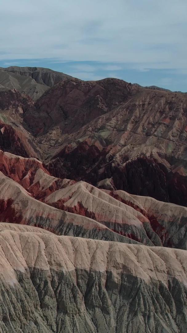 丹霞地貌视频视频在新疆南部壮观延续视频的预览图