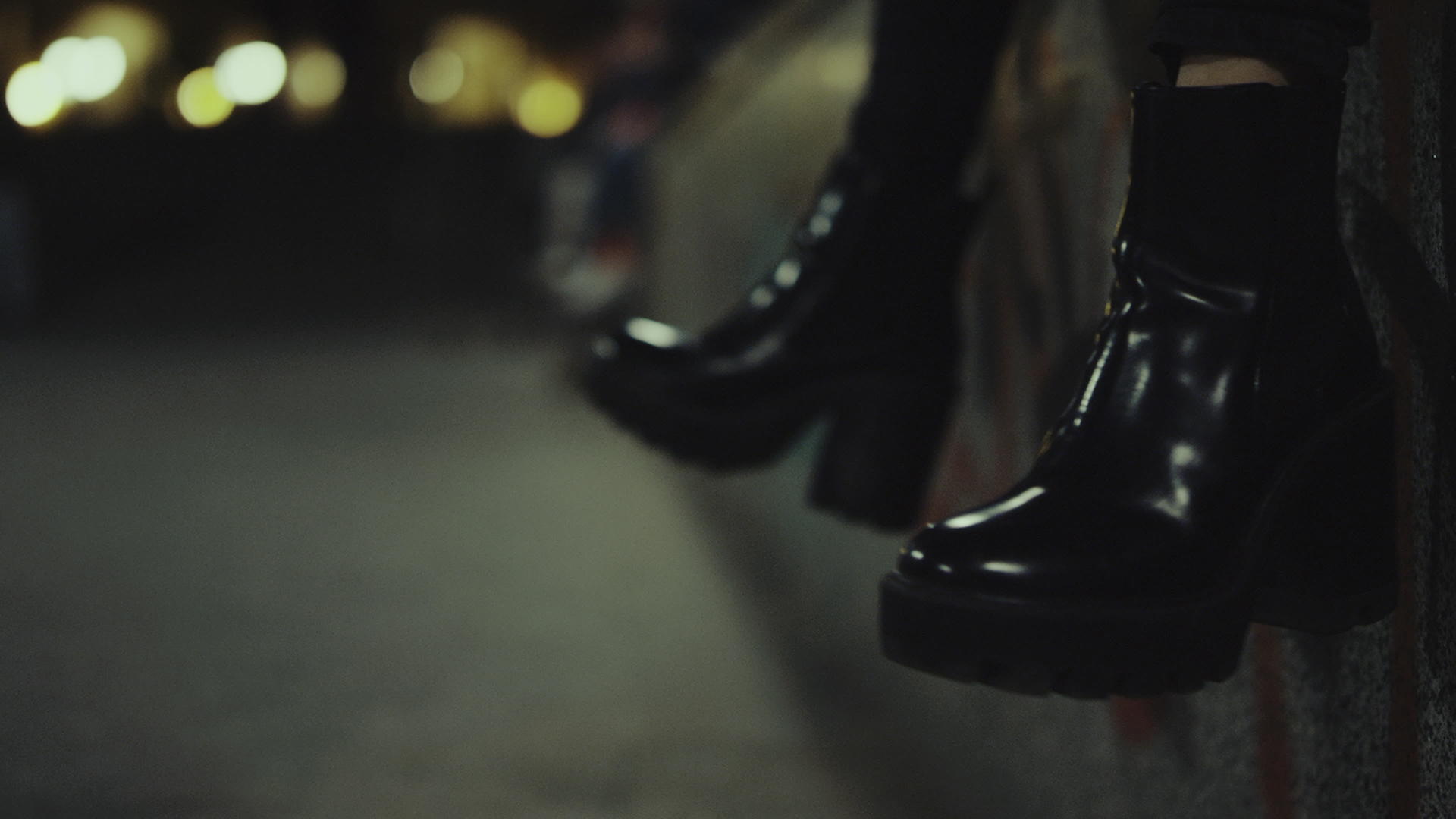在城市背景下女性的鞋腿在深夜城市移动视频的预览图