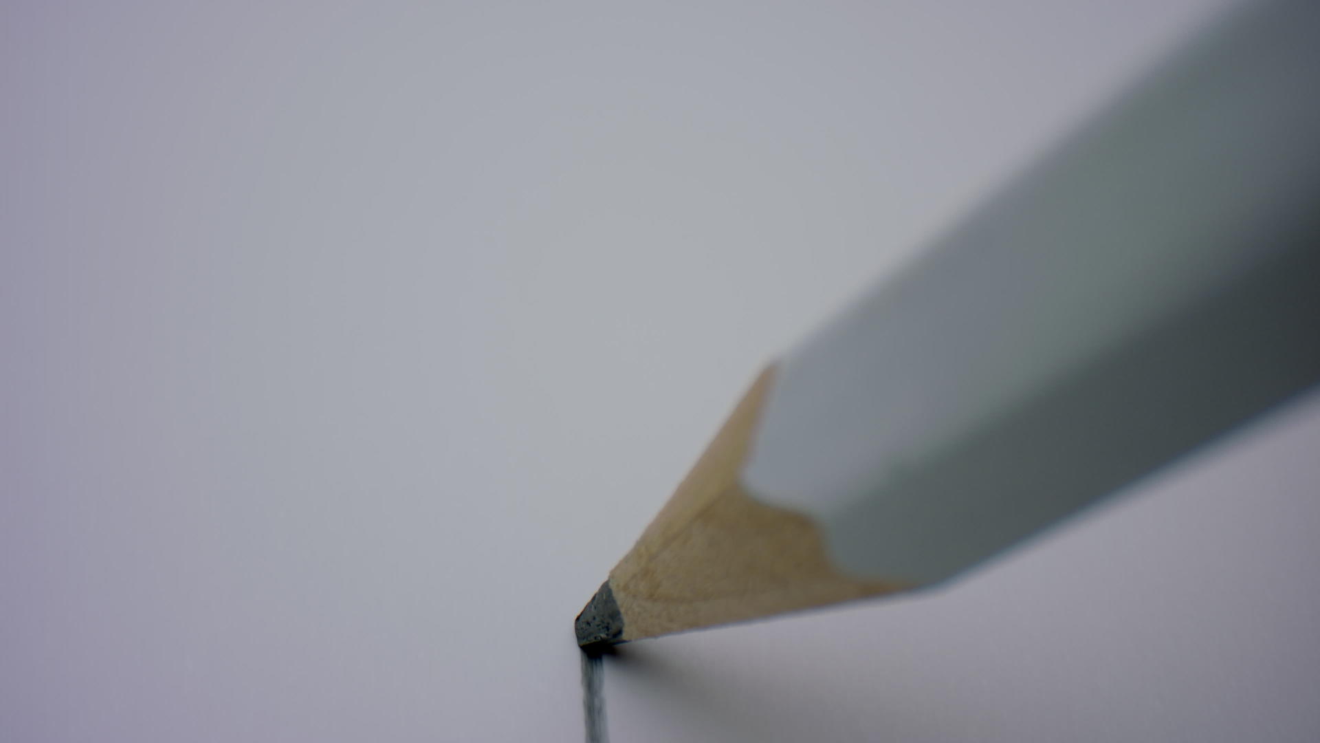 用慢动作在白色背景上写一支的闭合木铅笔视频的预览图