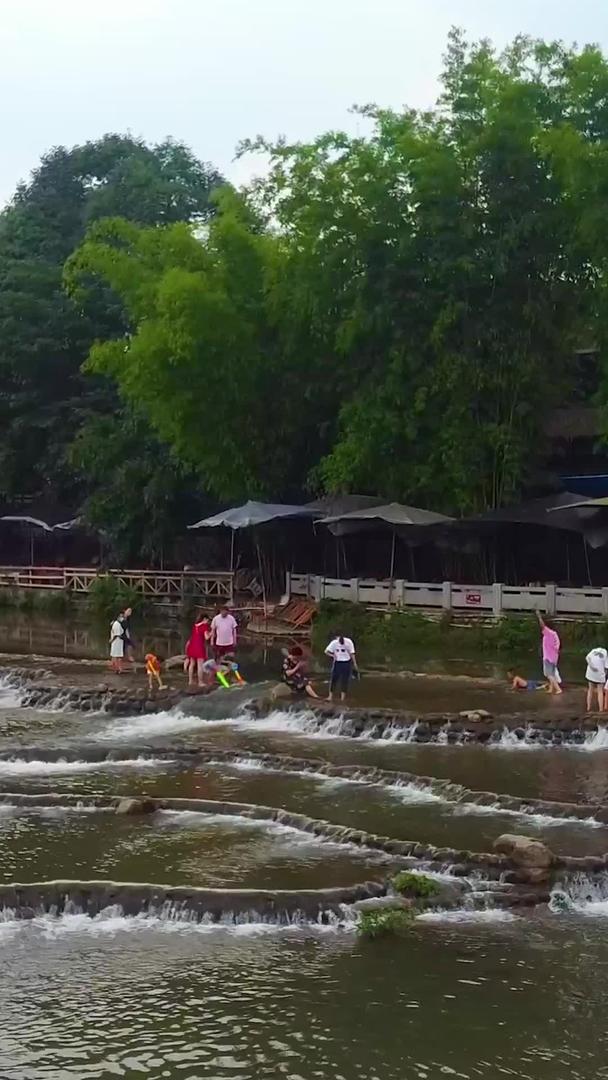 夏季河边玩水的人群航拍视频的预览图