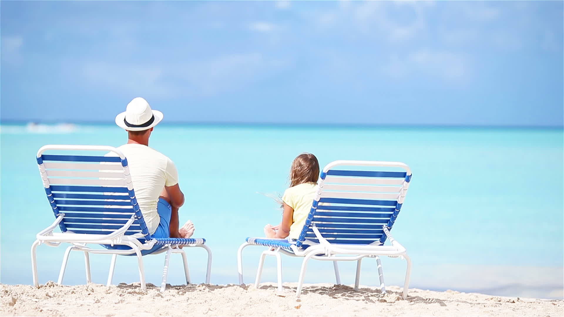 父亲和女儿坐在长长的花园里坐在热带海滩上享受亚特兰大视频的预览图
