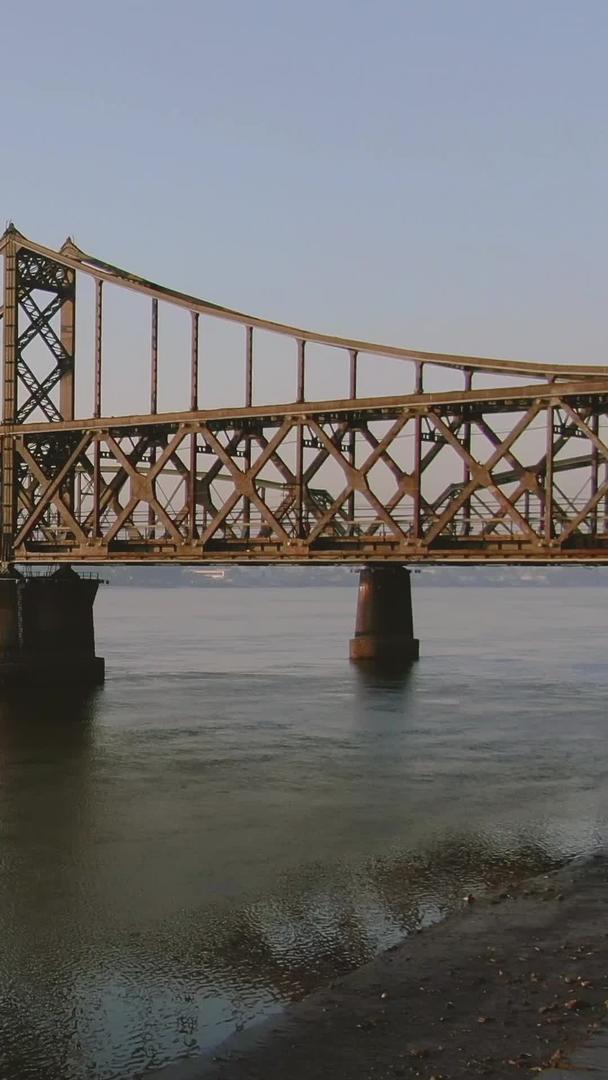 鸭绿江大桥和断桥视频的预览图
