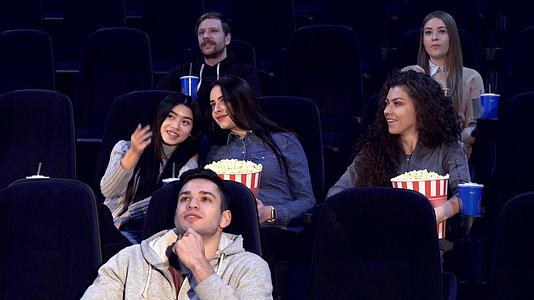 年轻人在电影院看电影视频的预览图