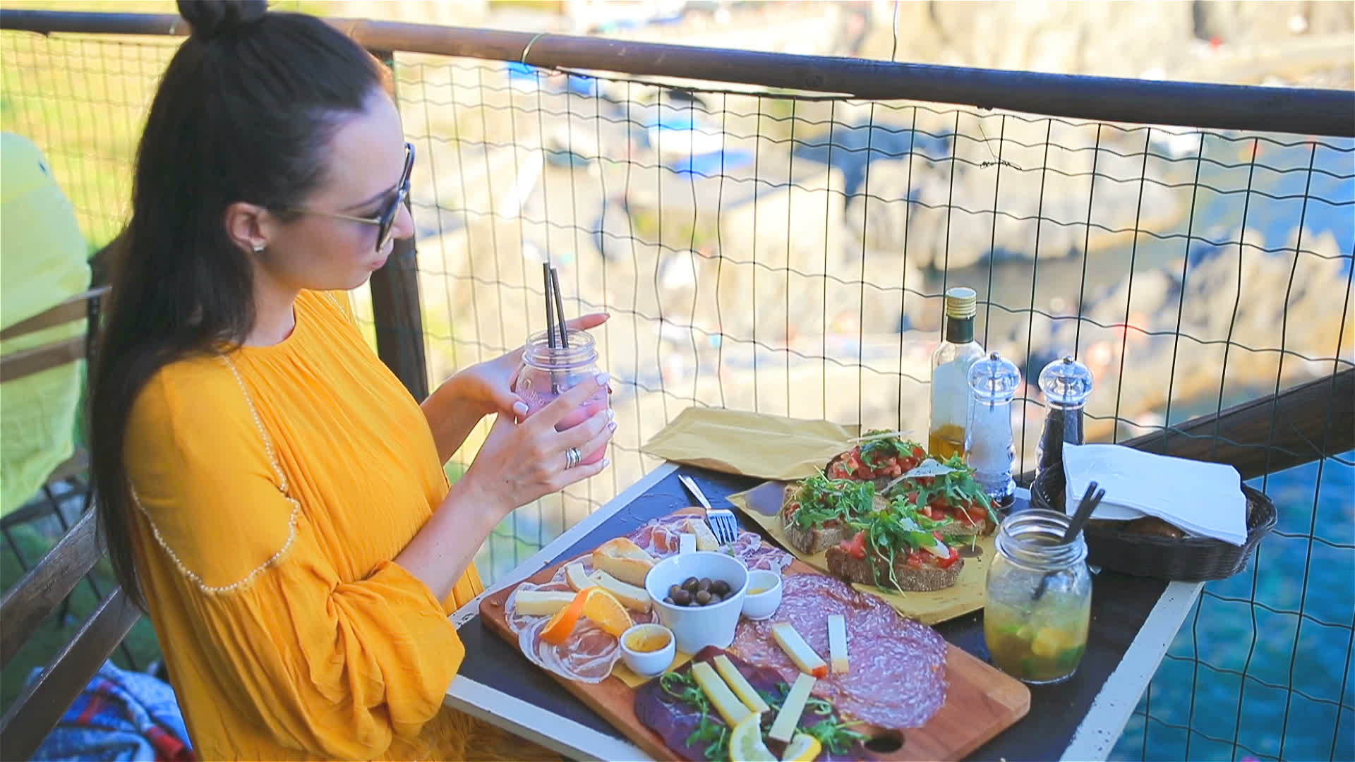 美丽的女人在户外咖啡馆吃早餐令人惊叹的肉桂田玛拉视频的预览图