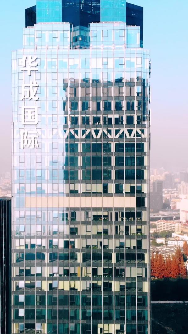 航拍杭州CBD钱江新城商务科技公司玻璃大厦视频的预览图