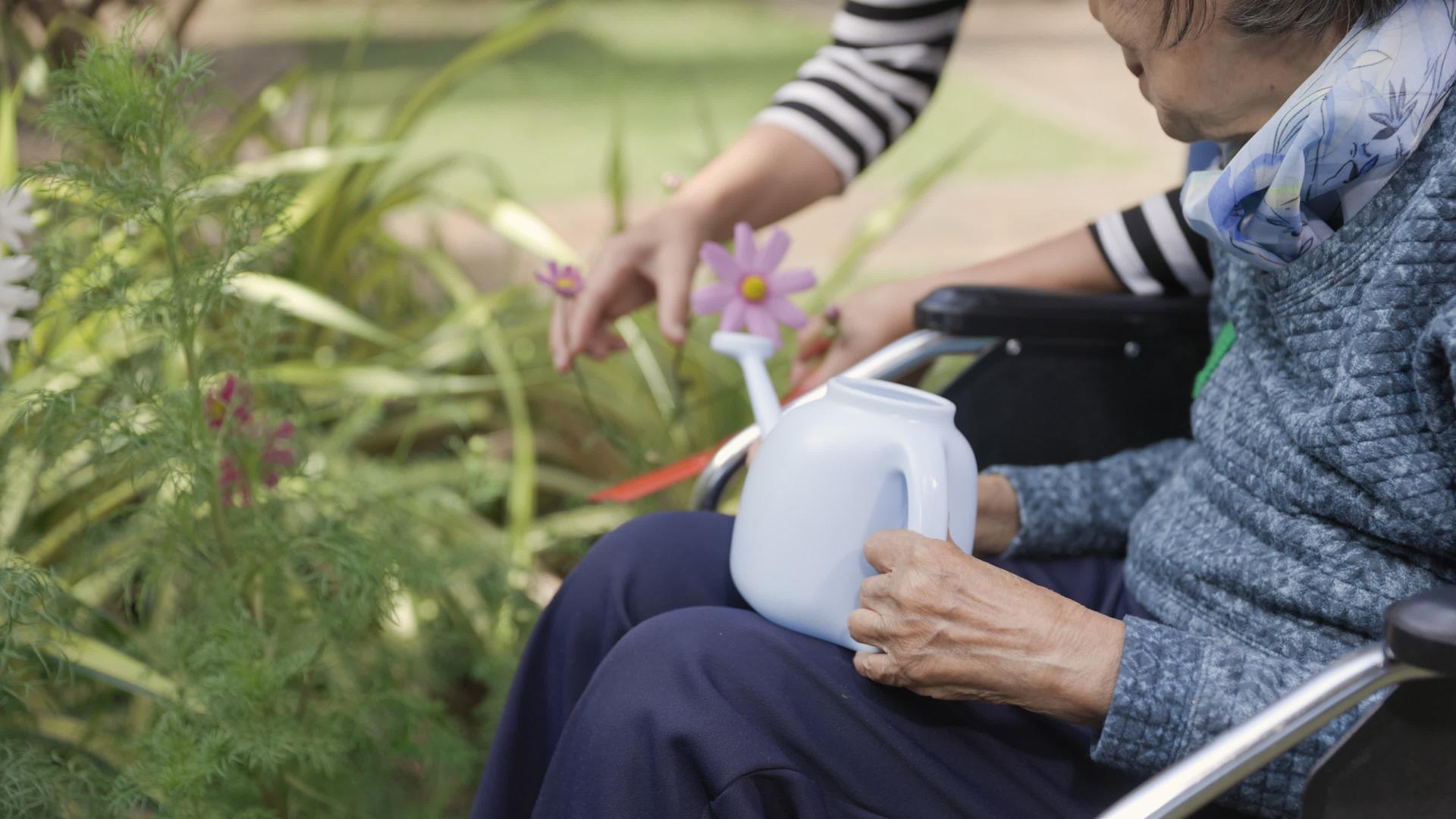 高级女性在后院种植园艺时放松视频的预览图