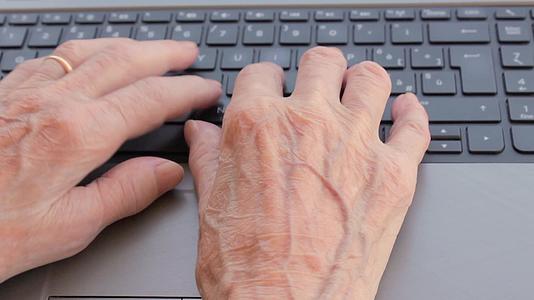 一位在计算机工作的老妇人视频的预览图
