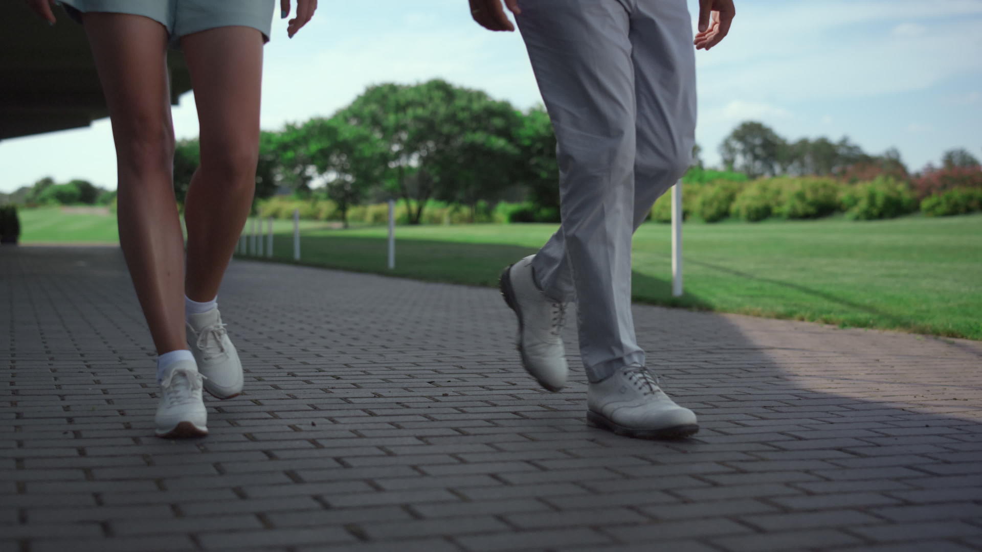 夏日早晨阳光明媚高尔夫球手双腿走草地乡村俱乐部课程视频的预览图