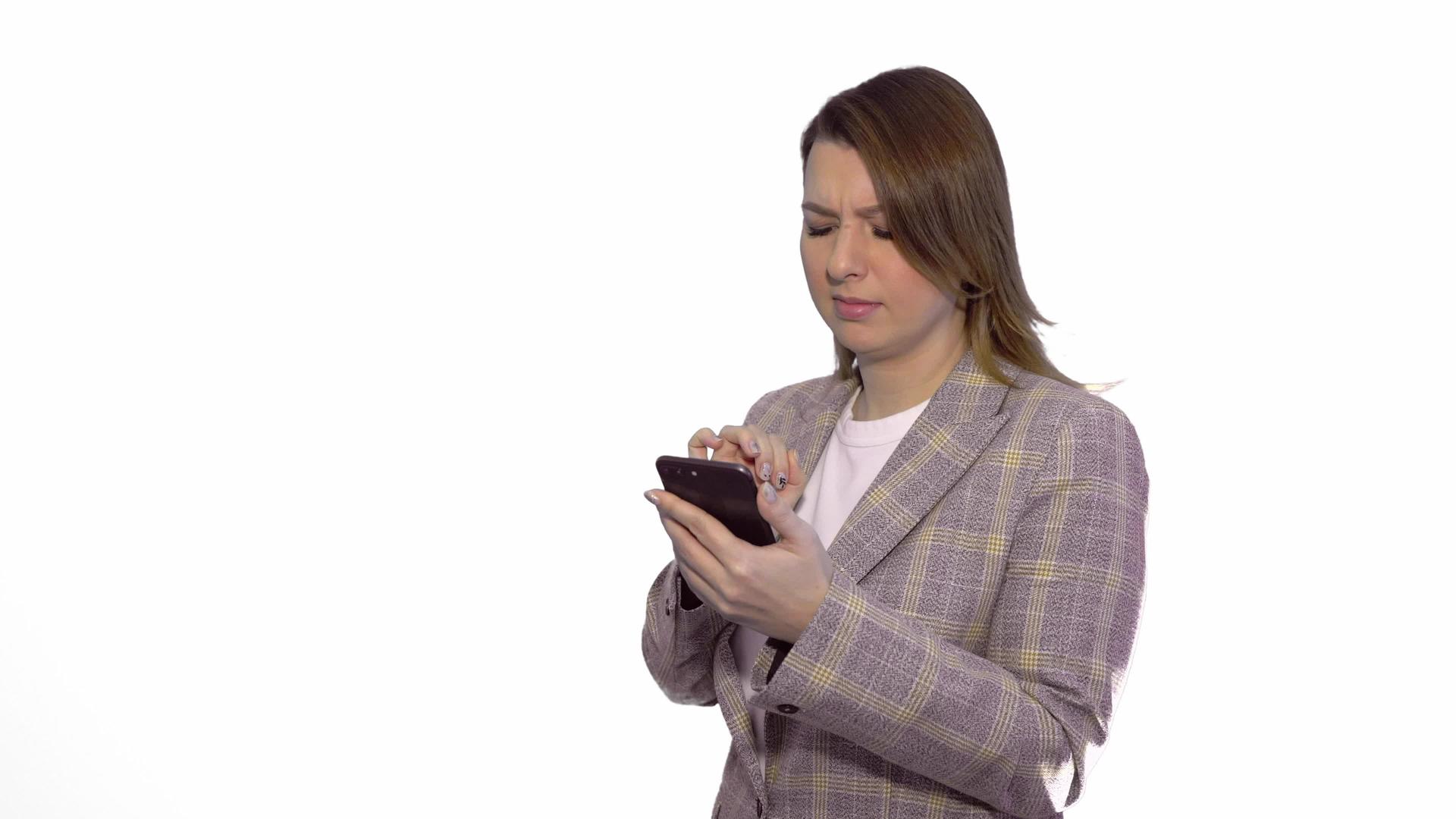 令人惊讶的金发女孩站在白边用手机发短信视频的预览图