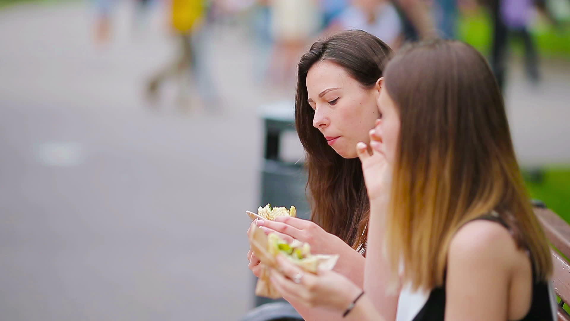 Caucasiansian女人在街上吃汉堡汉堡汉堡视频的预览图