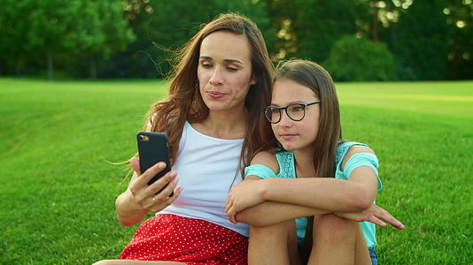 夏天母亲和女儿通过视频电话在网上用手机聊天视频的预览图