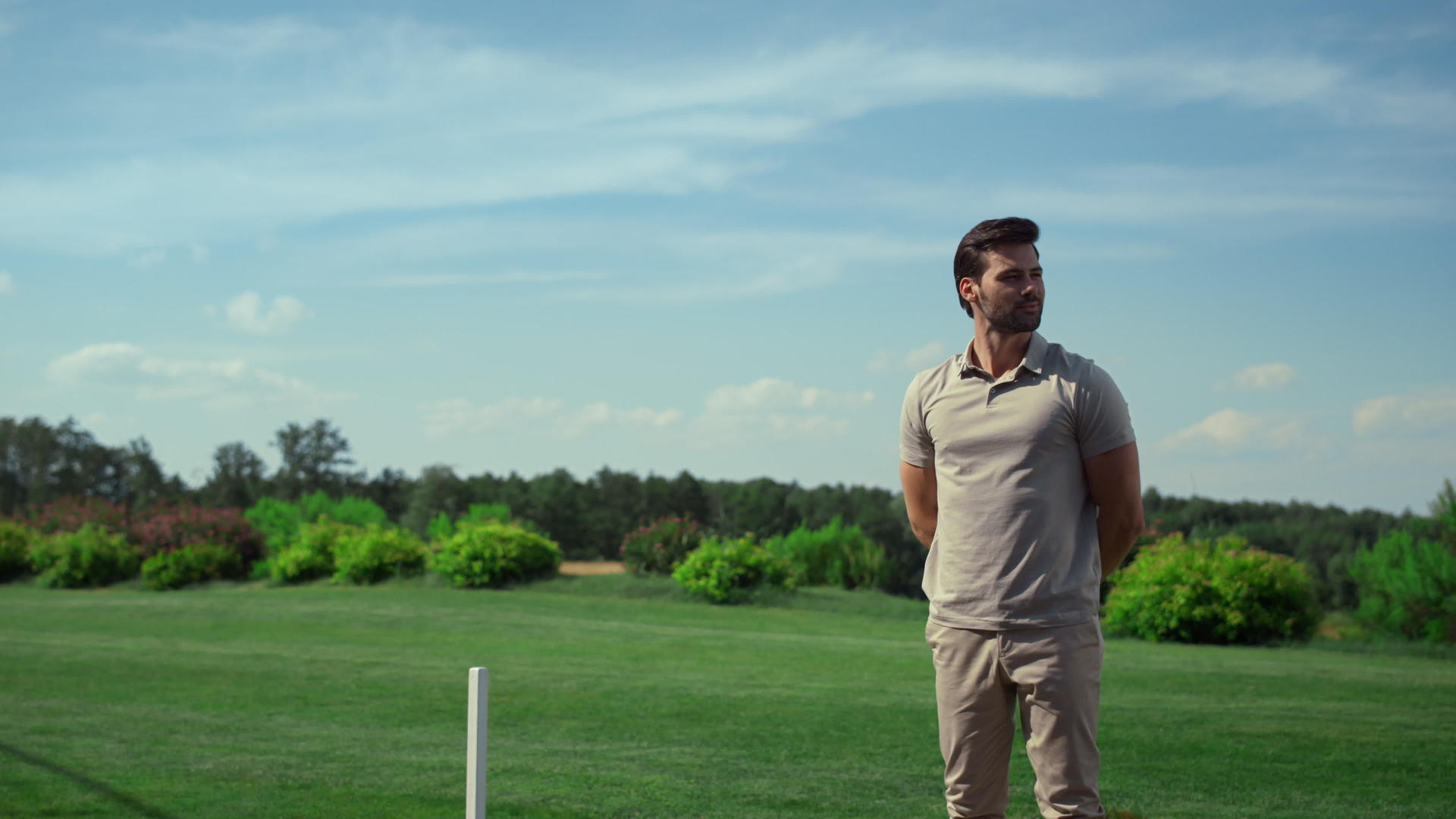 高尔夫球场工作人员享受阳光明媚的日子视频的预览图