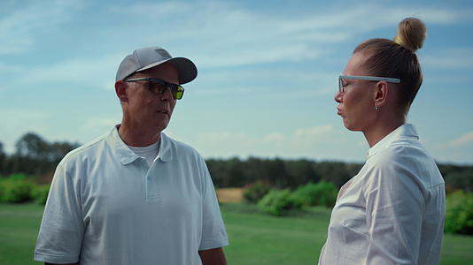 在草地球场上几名高尔夫球手交谈视频的预览图