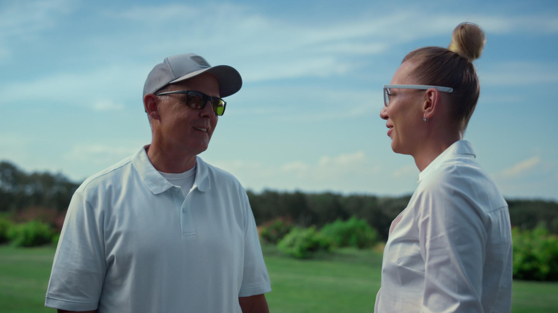 在球道上两名高尔夫球手讨论打高尔夫球视频的预览图