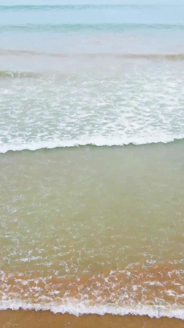 海边沙滩的航拍视频的预览图