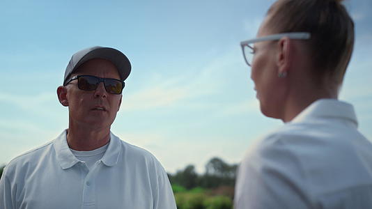 在乡村俱乐部两名高尔夫球手交谈视频的预览图