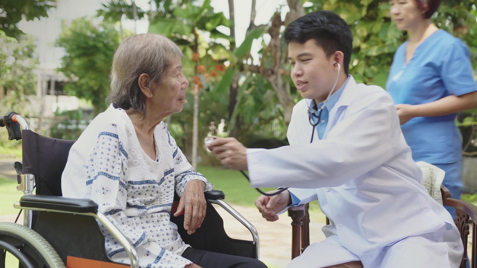 医生门诊在家庭护理医疗期间检查老年妇女的肺部视频的预览图