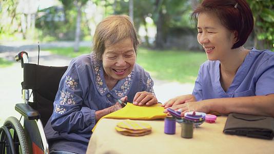 老年妇女正在为阿尔茨海默病或痴呆症提供针头手工艺品视频的预览图