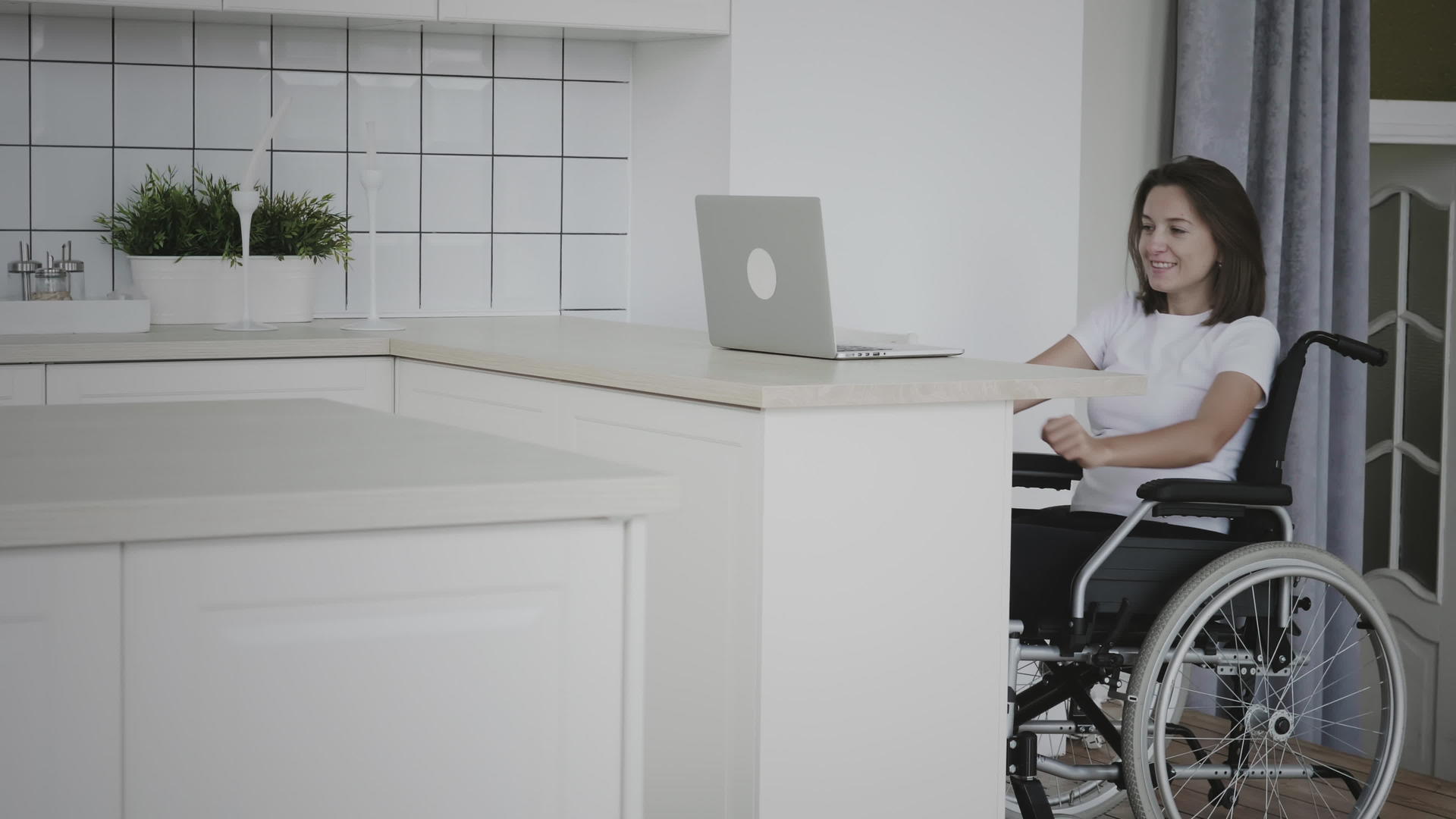 在网上庆祝轮椅残疾妇女的成功也值得庆祝视频的预览图