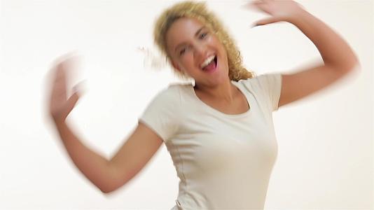 快乐的女人欢庆成功视频的预览图