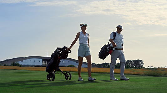 在草地球场高尔夫专业人士一起散步视频的预览图