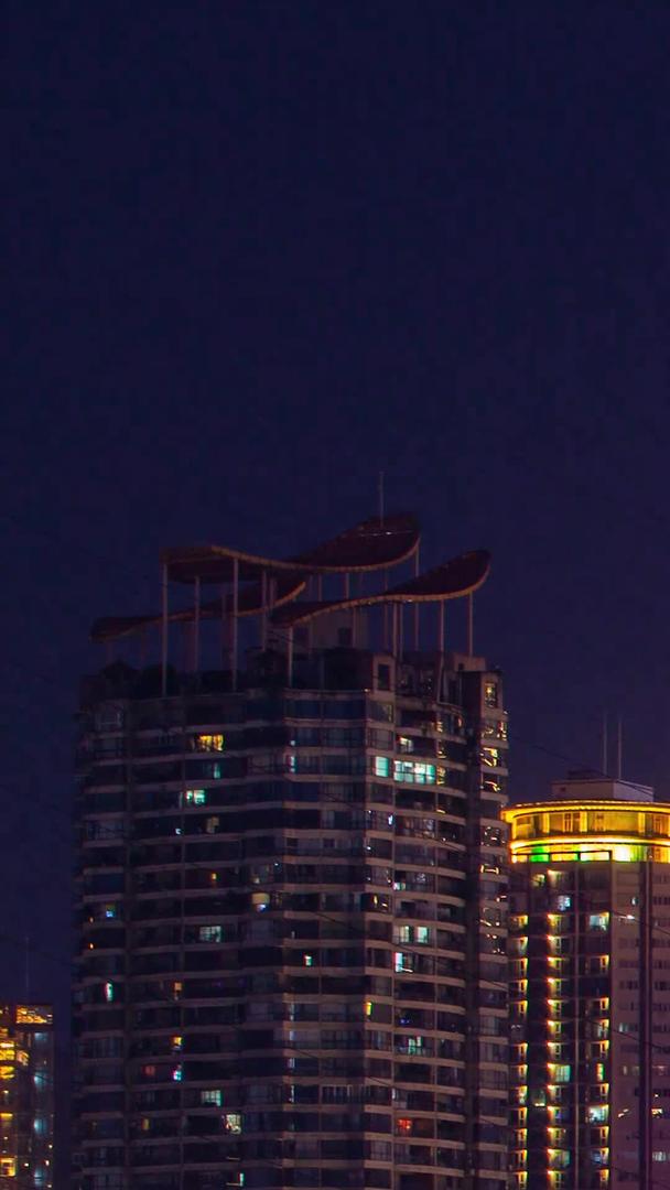 重庆渝中半岛洪崖洞环球金融中心夜景视频的预览图