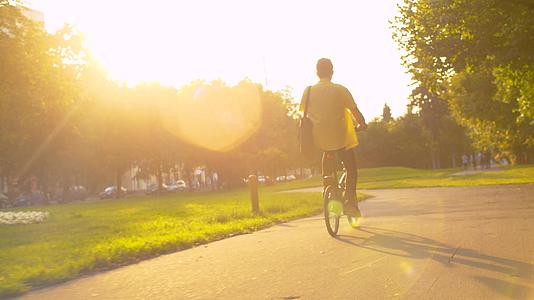 男人穿着黄色衬衫骑自行车视频的预览图