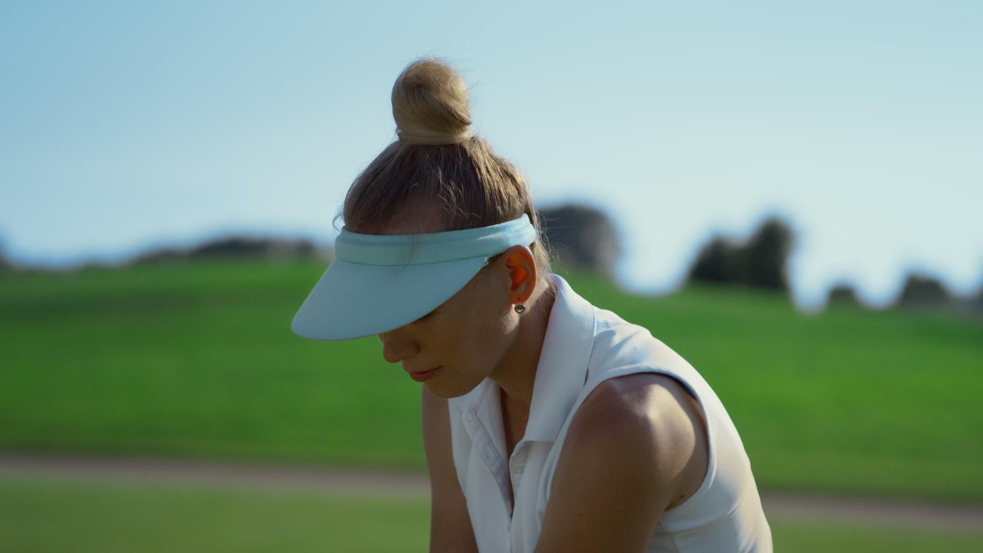 商务妇女在球场上打高尔夫球视频的预览图