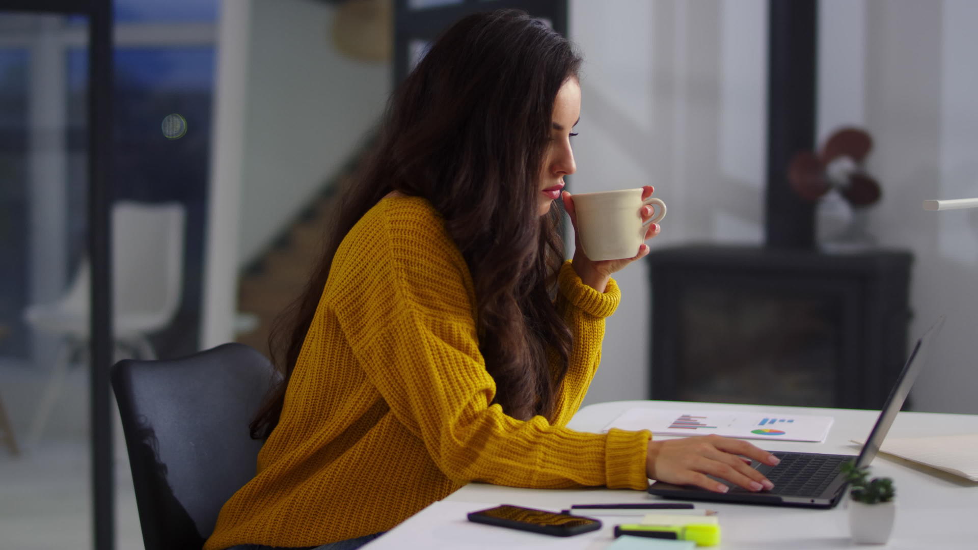 专注于商业的女性在办公室做笔记本电脑视频的预览图