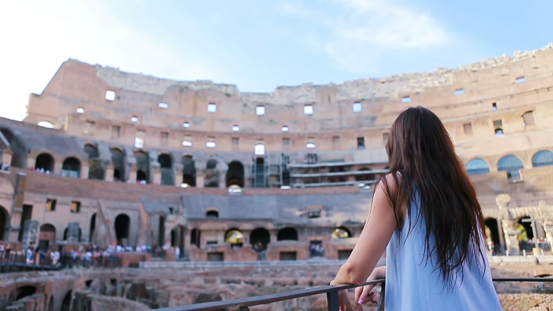 在罗马的意大利斗兽场观看年轻女游客视频的预览图
