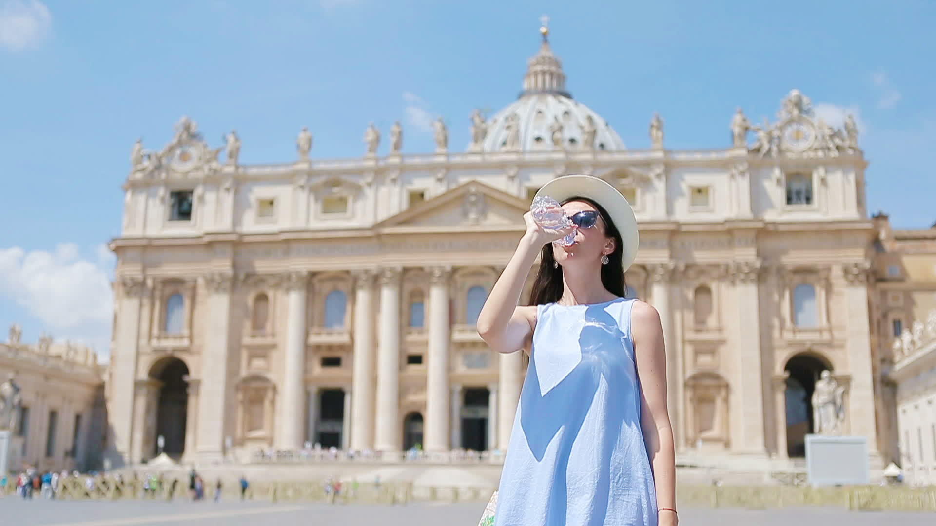 年轻女性的饮用水背景是瓦蒂安的罗梅和意大利的圣彼得斯视频的预览图