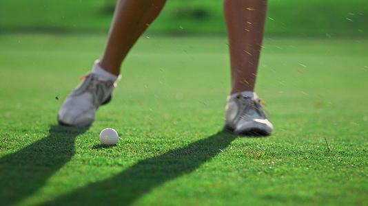 高尔夫球手的脚在球道球场上击球视频的预览图