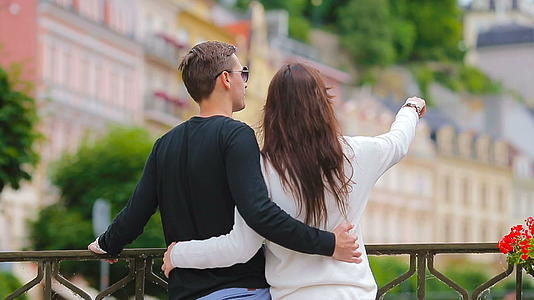快乐的旅行情侣在节假日在欧洲旅行caucasian视频的预览图