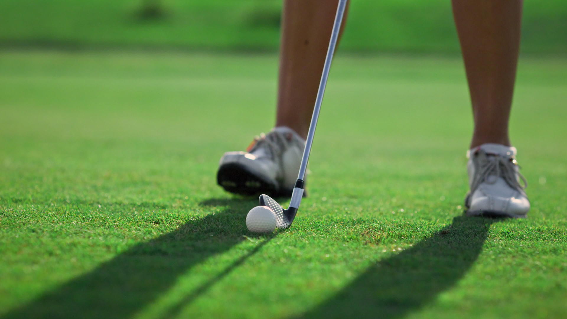 高尔夫球员的腿站在高尔夫球场的草地上视频的预览图