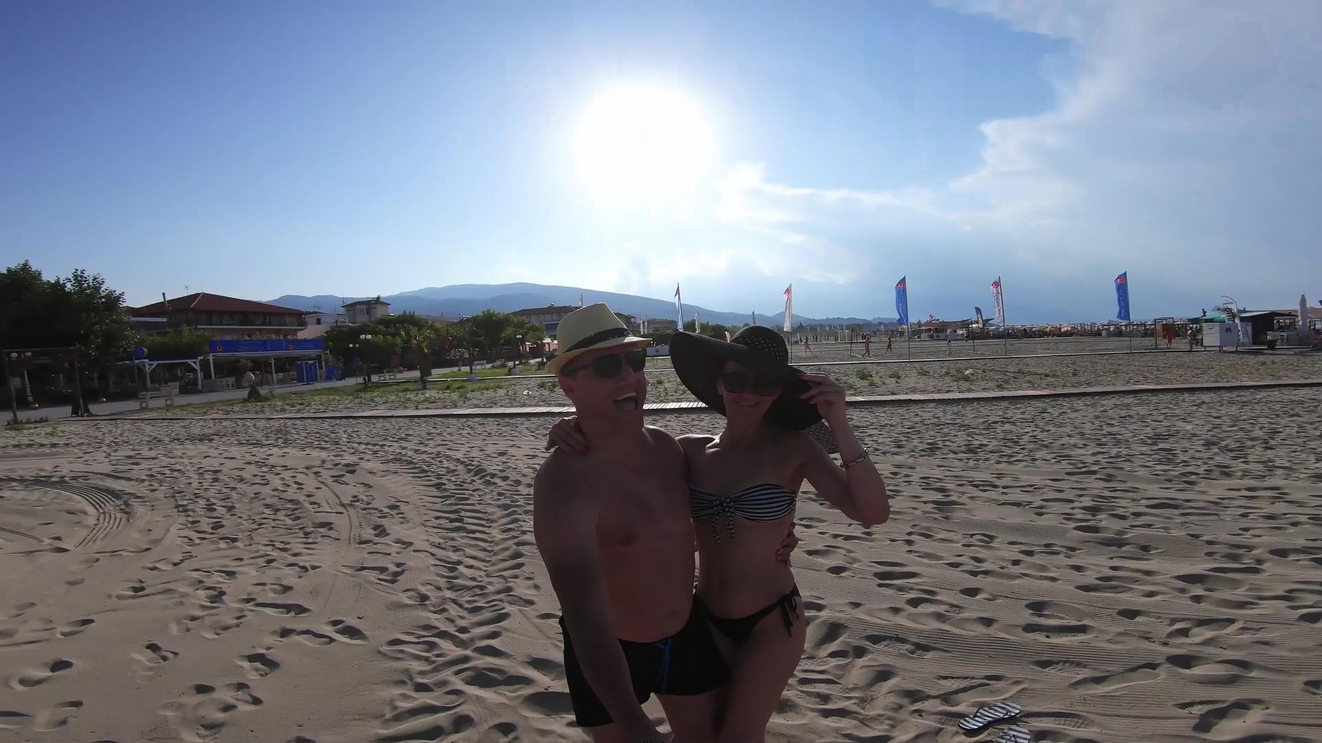 中年夫妇在沙滩上玩得很开心转身去了视频的预览图