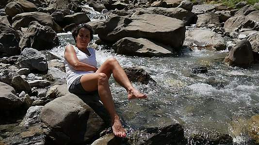 一个中年妇女在河里放松视频的预览图