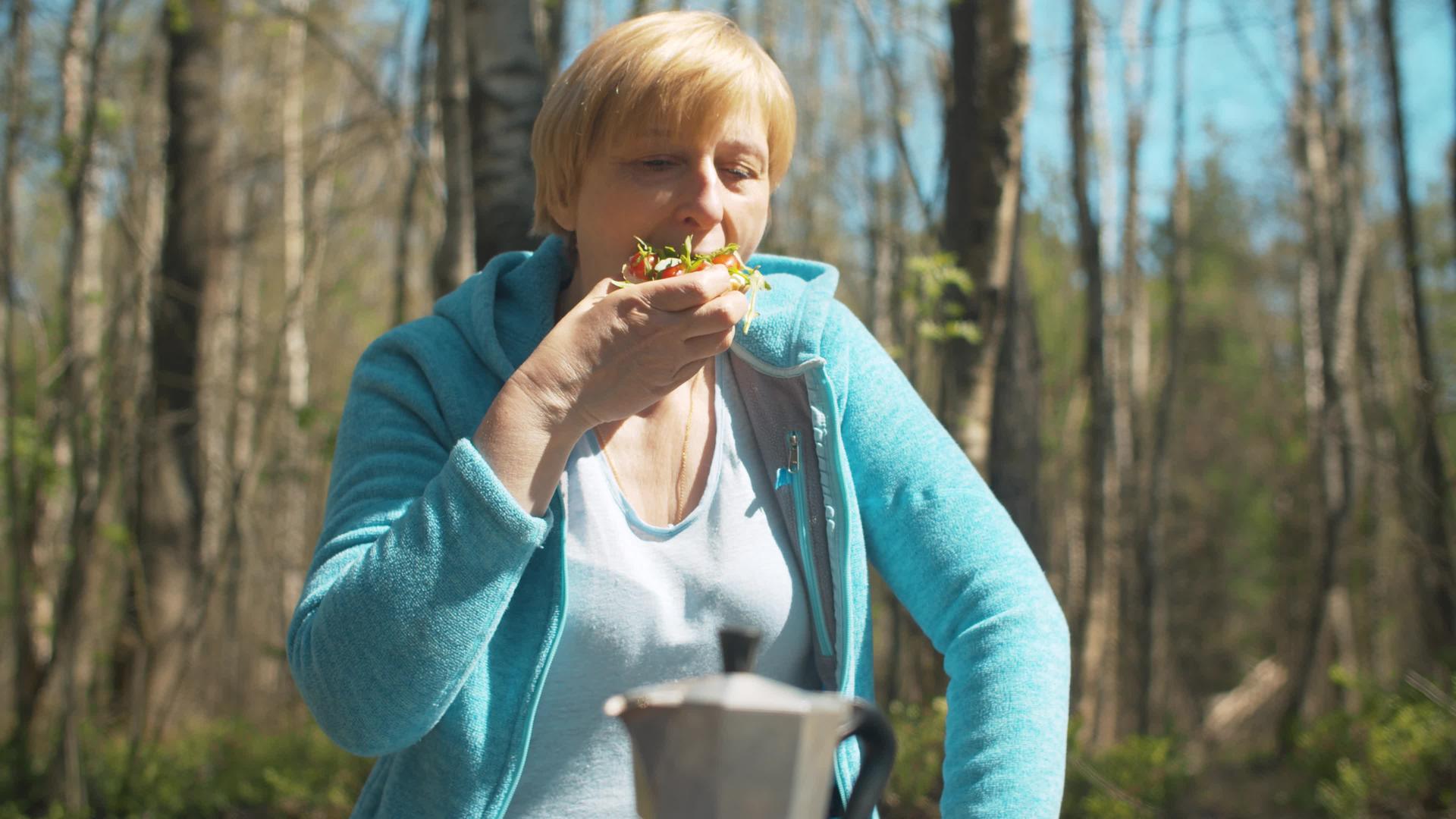 成熟的金发成年女性在森林里吃桑拿威士忌视频的预览图
