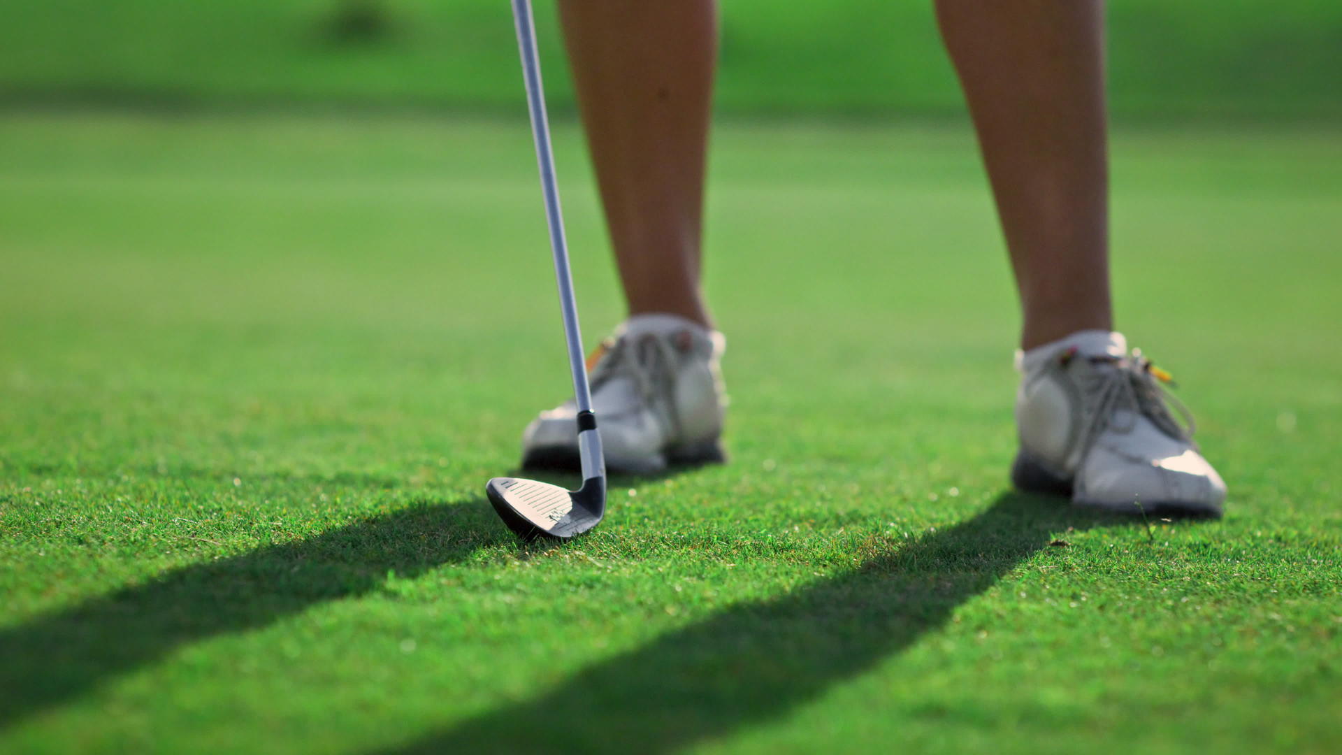 运动员的腿在绿色游戏场上打高尔夫球视频的预览图