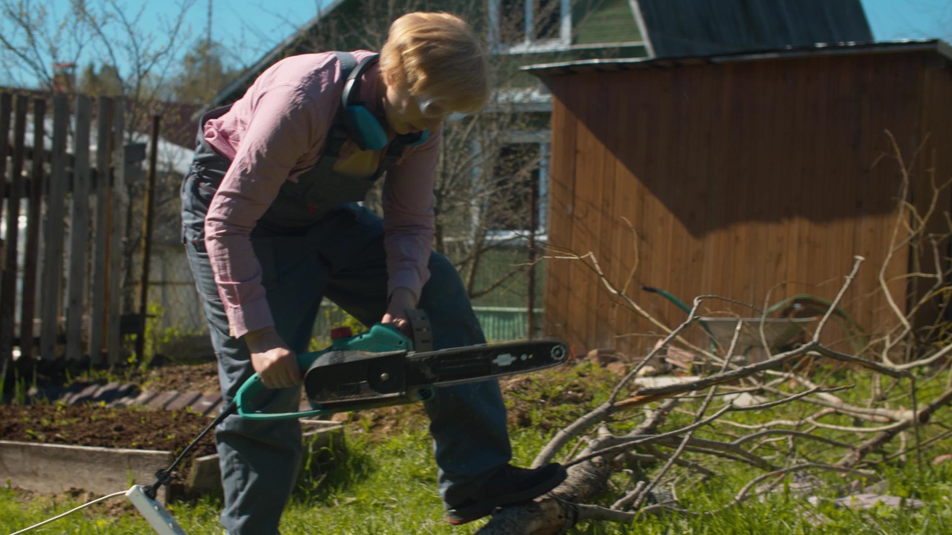 成年妇女用电锯砍树视频的预览图