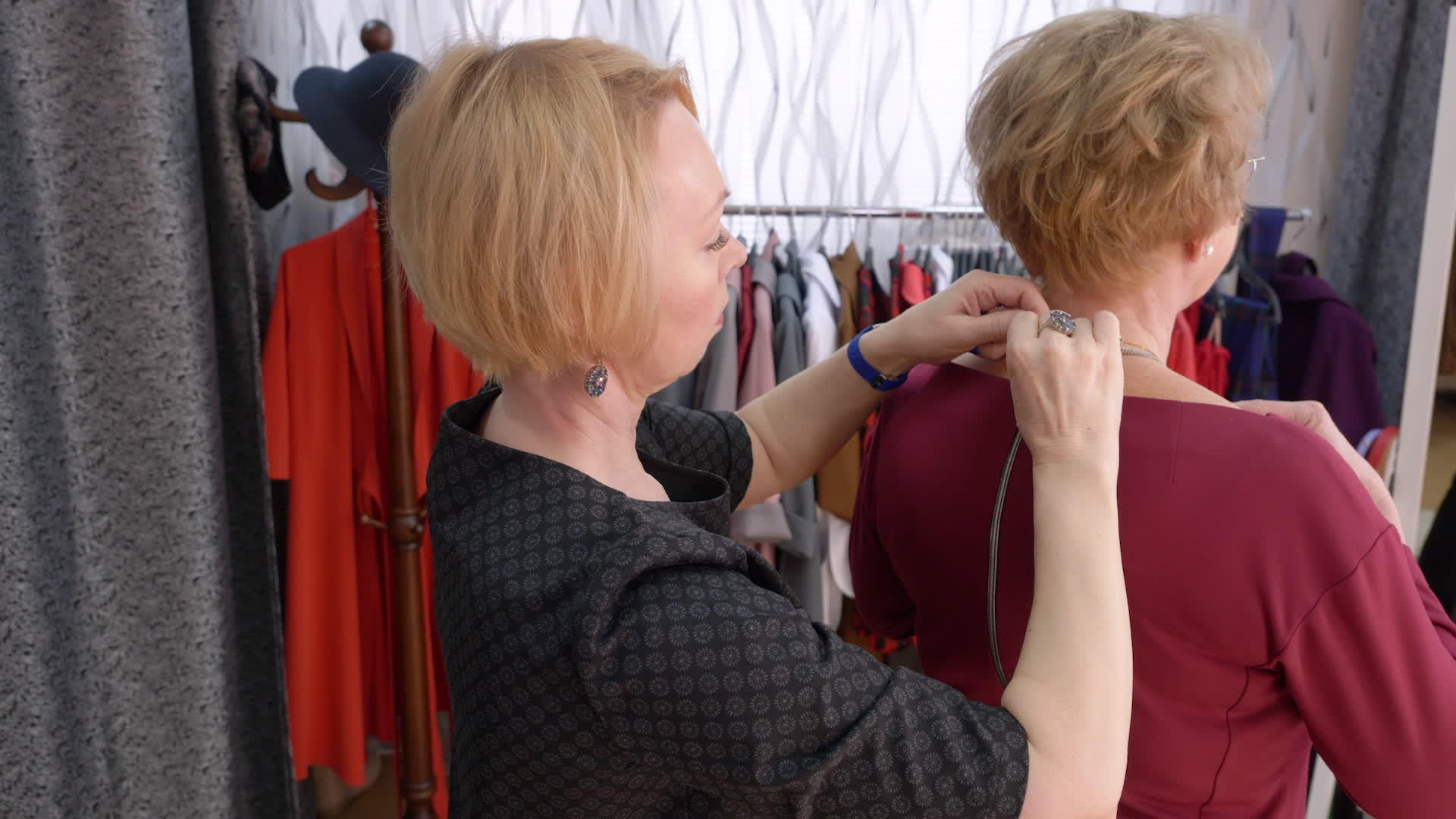 成熟女性在配饰精品店尝试项链卖家帮助奢侈配饰视频的预览图