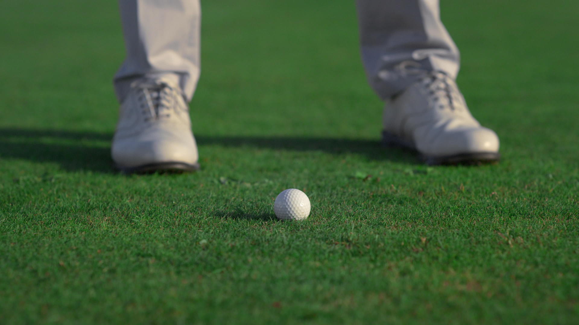 高尔夫球手的脚在球道球场上击球视频的预览图