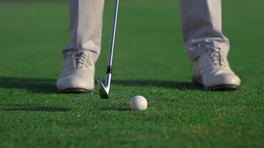 运动员的腿在绿色游戏场上打高尔夫球视频的预览图