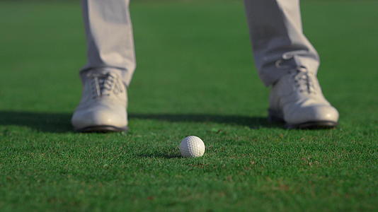 男子的腿在球场上摆动高尔夫推杆俱乐部视频的预览图