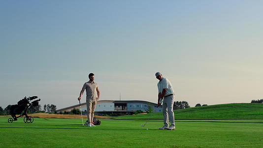 高尔夫球队在绿草俱乐部打球视频的预览图