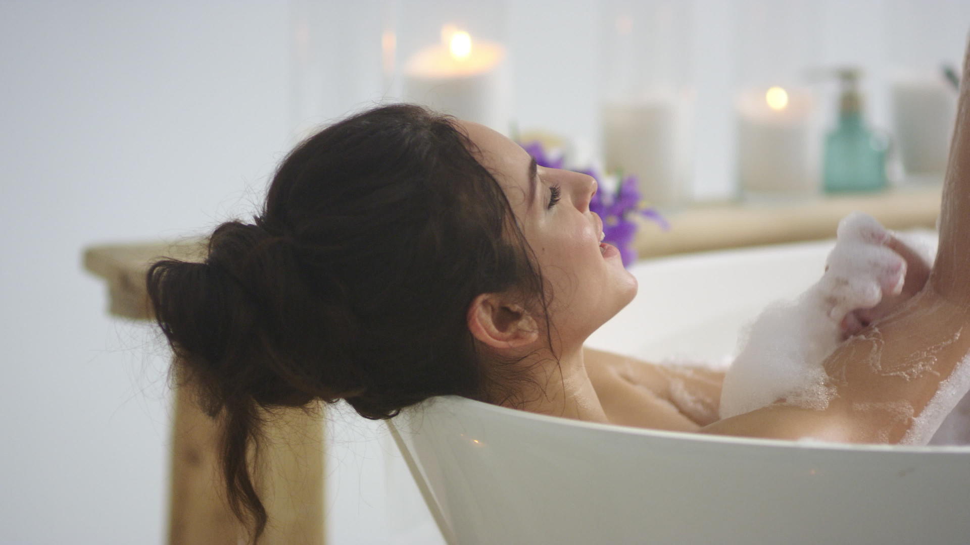 用泡沫触摸皮肤的女性正在洗澡视频的预览图