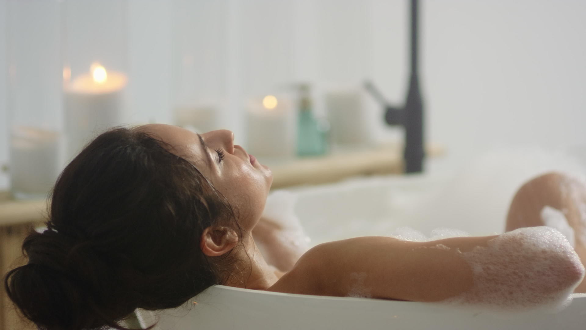 浪漫的女孩睡在浴缸里放松视频的预览图