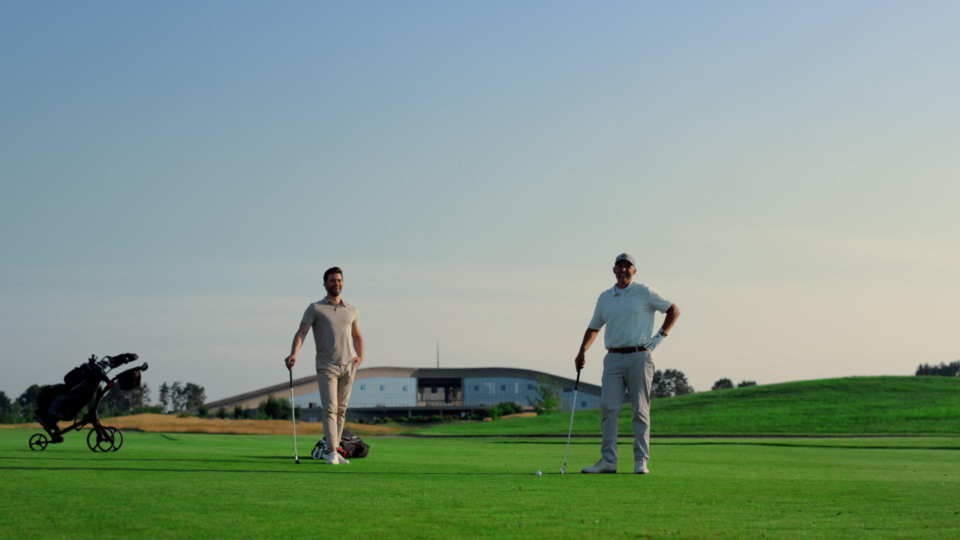 两名男子在球道俱乐部打高尔夫球视频的预览图