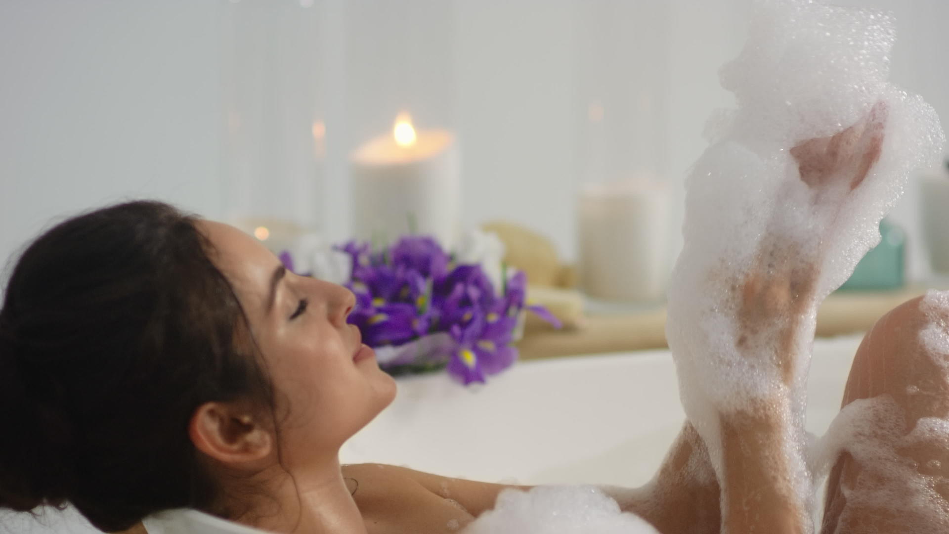 在浴缸里玩泡泡的女人视频的预览图