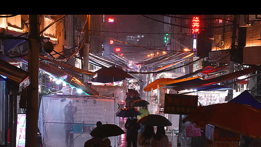 城市雨天夜晚打着伞夜市购物逛街的人群4k素材视频的预览图