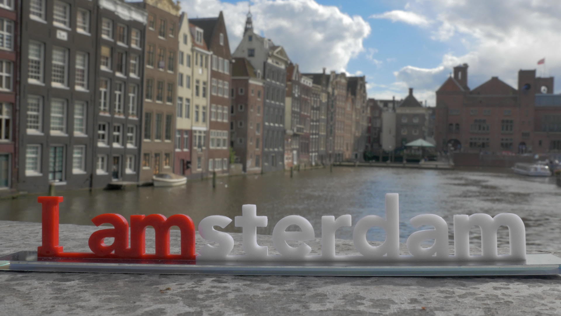 桥上的小塑料iamsterdam字母雕塑图景与模糊视频的预览图